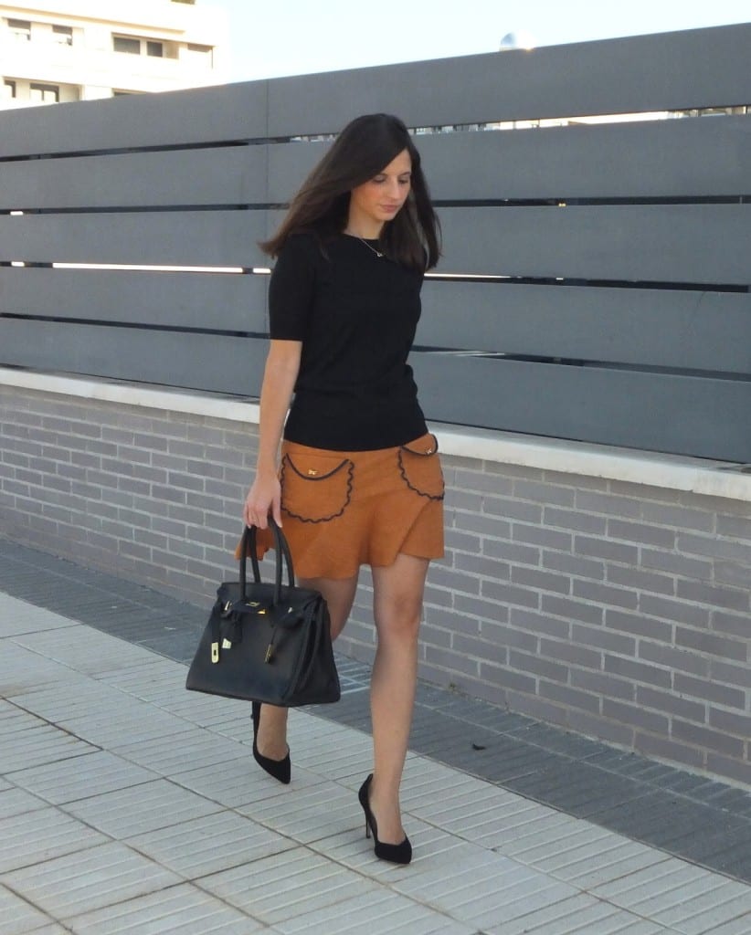 bloguera de moda con falda marrón 