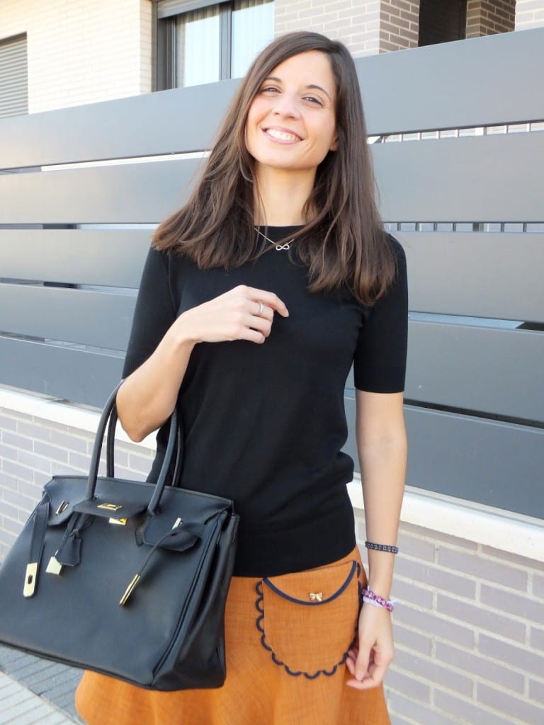 bloguera de moda con falda marrón 