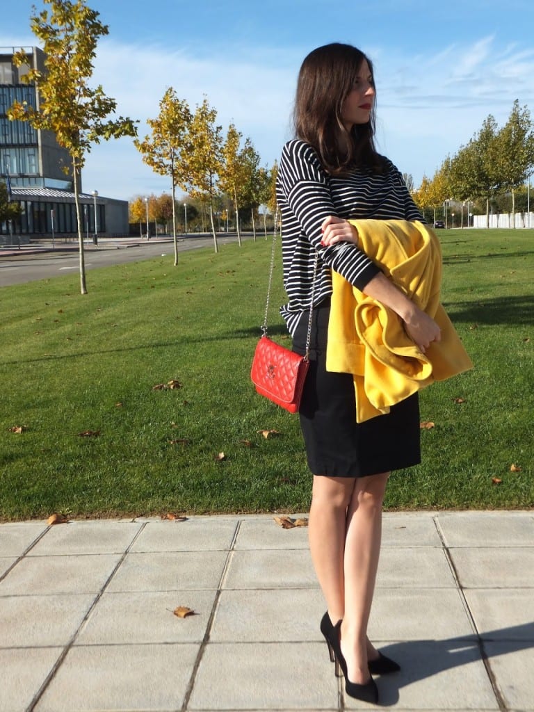 blogger de moda con abrigo amarillo