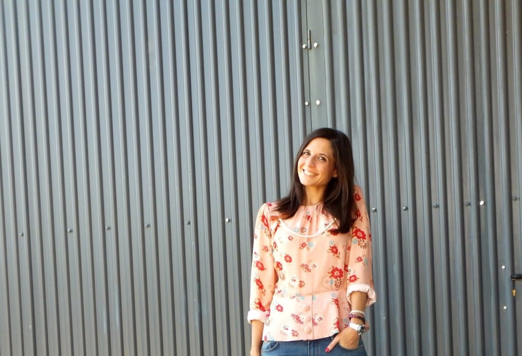 blogger con blusa rosa de flores y jeans