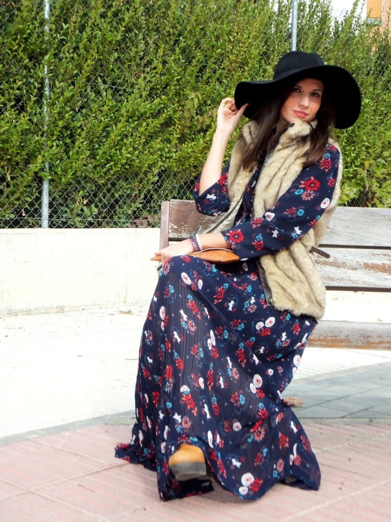 bloguera de moda con vestido largo hippie 