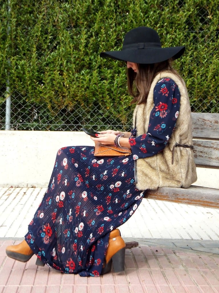 bloguera de moda con vestido hippie largo 