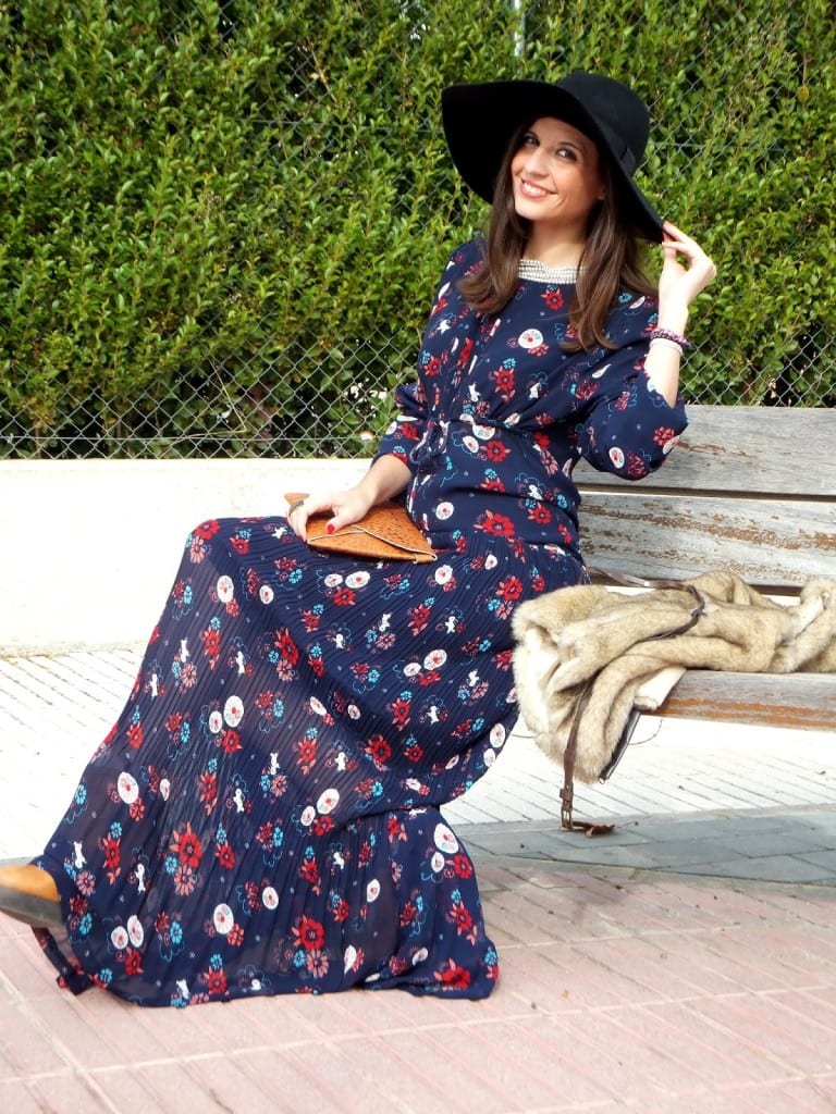 bloguera de moda con vestido largo hippie azul