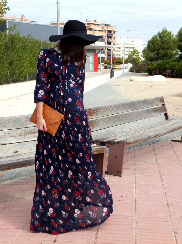 bloguera de moda con vestido hippie de flores 