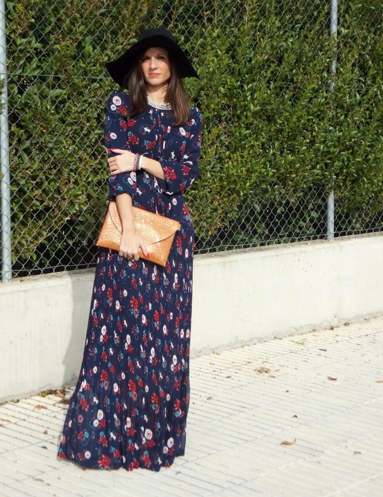 bloguera de moda con vestido de flores 