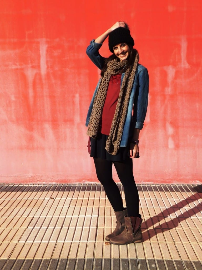 bloguera con botas, gorro de lana, camisa vaquera y bufanda