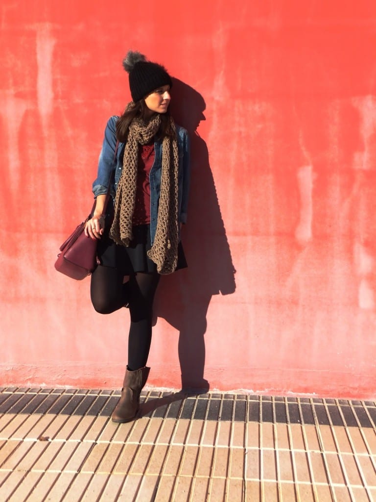 blogger con botas de mustang, gorro de lana y bufanda