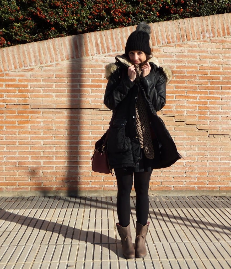 blogger española con parca negra, botas de Mustang y gorro con pompón