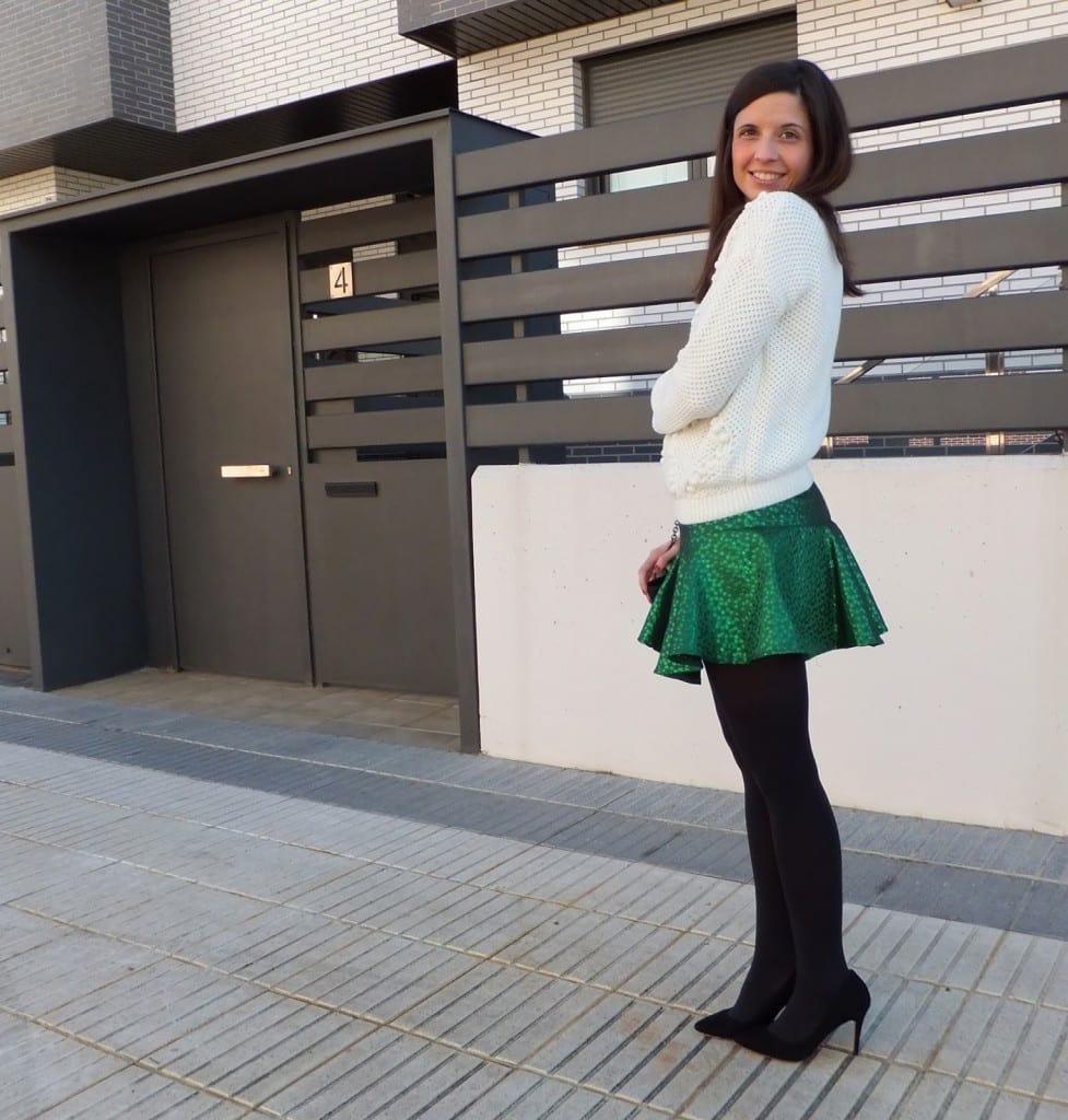 falda verde y medias negras