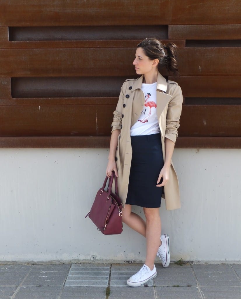 outfit converse blancas y trench beige