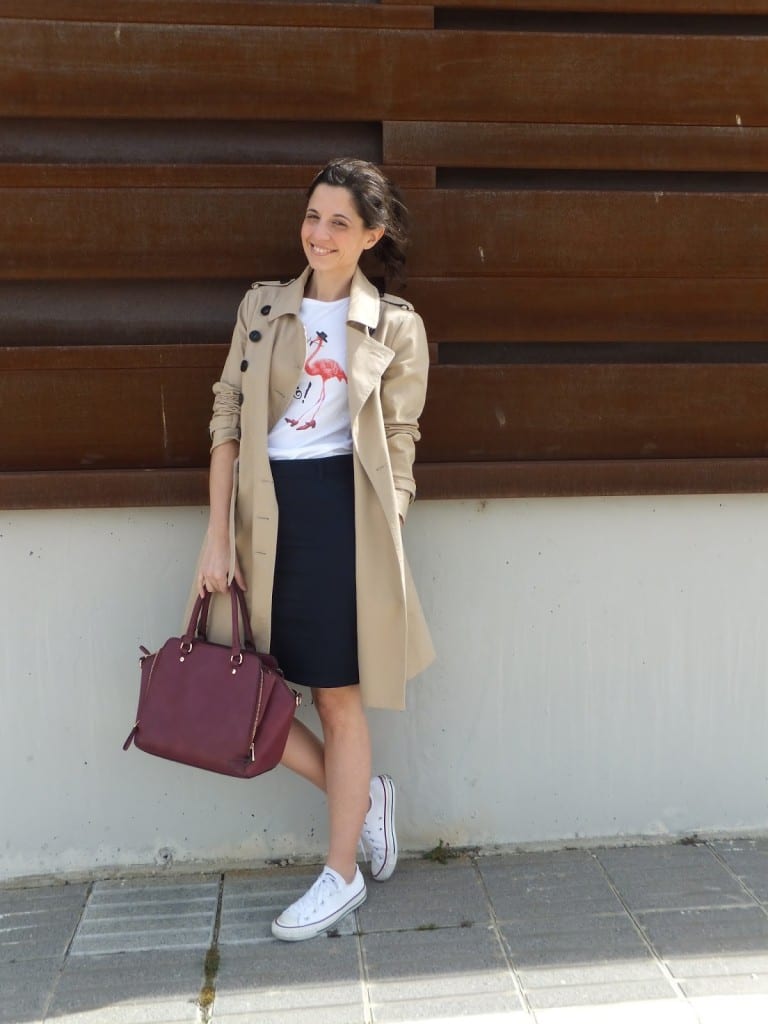 outfit converse blancas y trench beige
